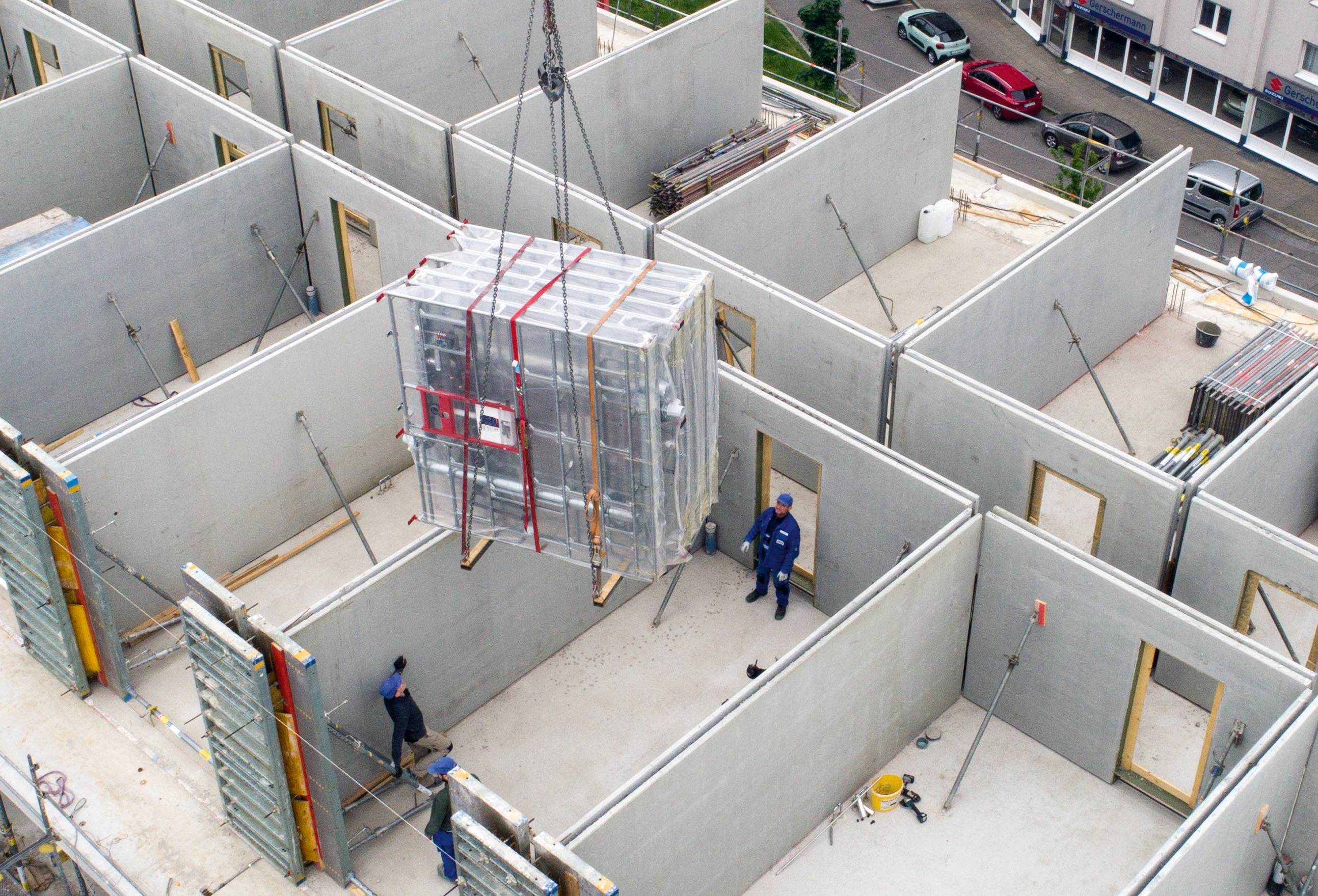 Baulogistik setzt auf Schichtbauweise im Flower-Hotel in Essen: TECEsystem-Bauelemente werden in jedes Bad mit dem Kran eingebracht.